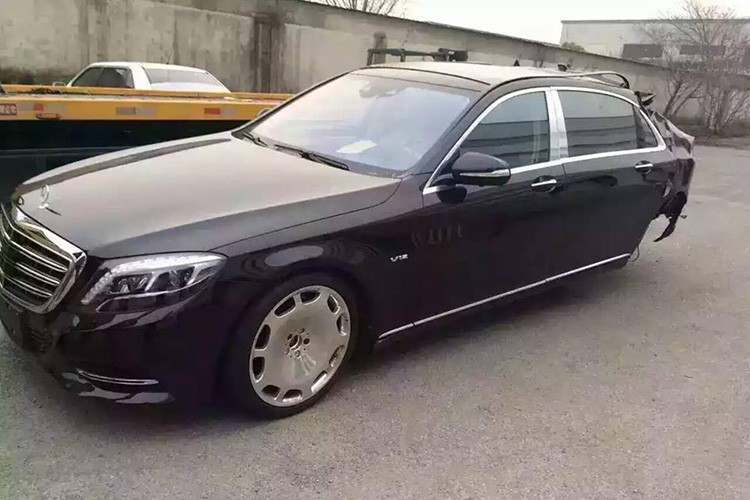 Chiếc xe hạng sang  Mercedes-Maybach S600 trị giá 10 tỷ đồng đang trong quá trình bị "làm thịt" để lấy phụ kiện đem bán. Được biết, chiếc siêu xe sang này được một người thợ tại TP HCM đăng trên mạng xã hội để rao bán phụ kiện trước khi "xẻ thịt".